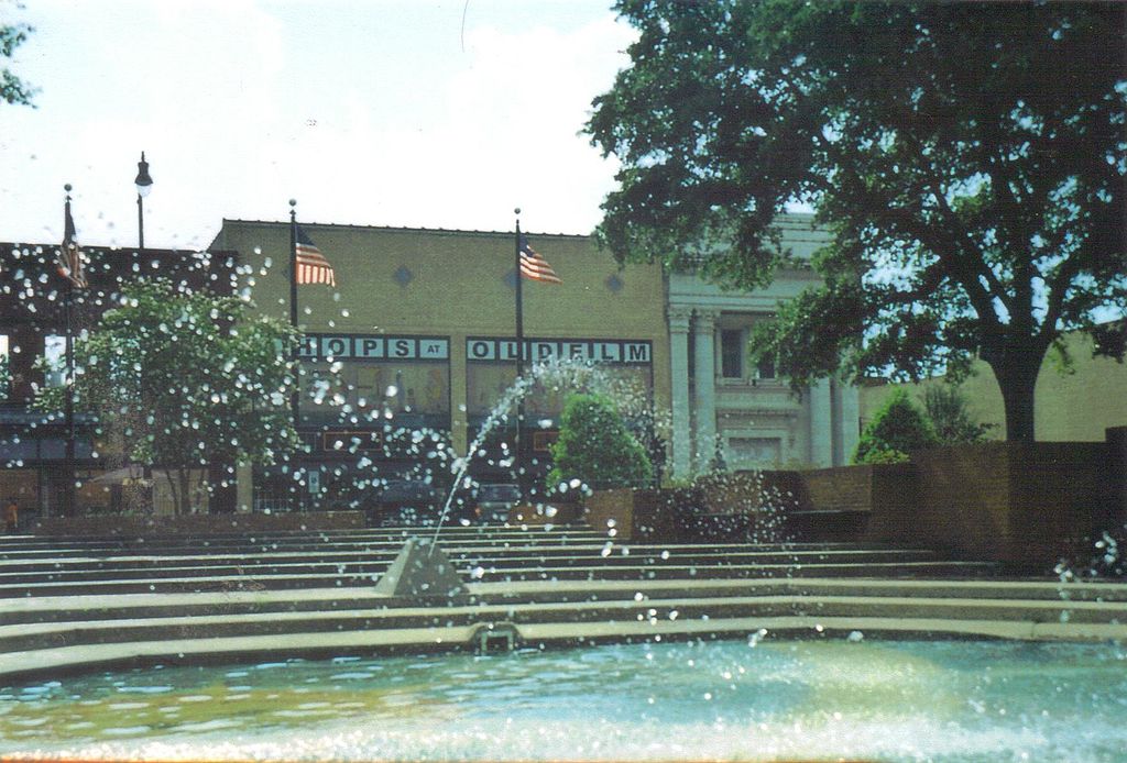 1024px-Lumberton_Fountain