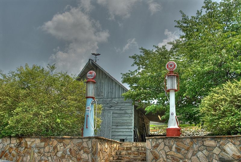 800px-Old_Pumps_of_Yesteryear