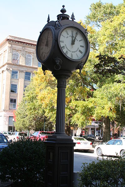 400px-Big_clock_in_downtown_New_Bern,_North_Carolina