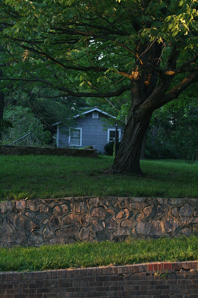 2008-07-17_House_in_Chapel_Hill_at_dusk
